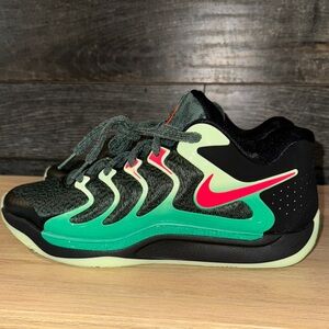 Nike Black and Green Athletic Shoes Dynamic Design